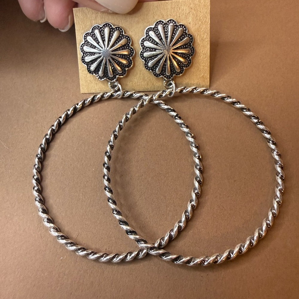 🩵BUNDLE AND SAVE 🩵(3/$16) Silver Floral Concho Twisted Hoop Earrings - Women Jew